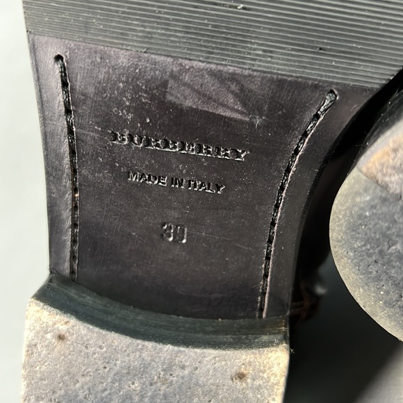 Burberry burgundy bootie size zip gold chain. Leather lining. Gently worn Size39 - Picture 13 of 14